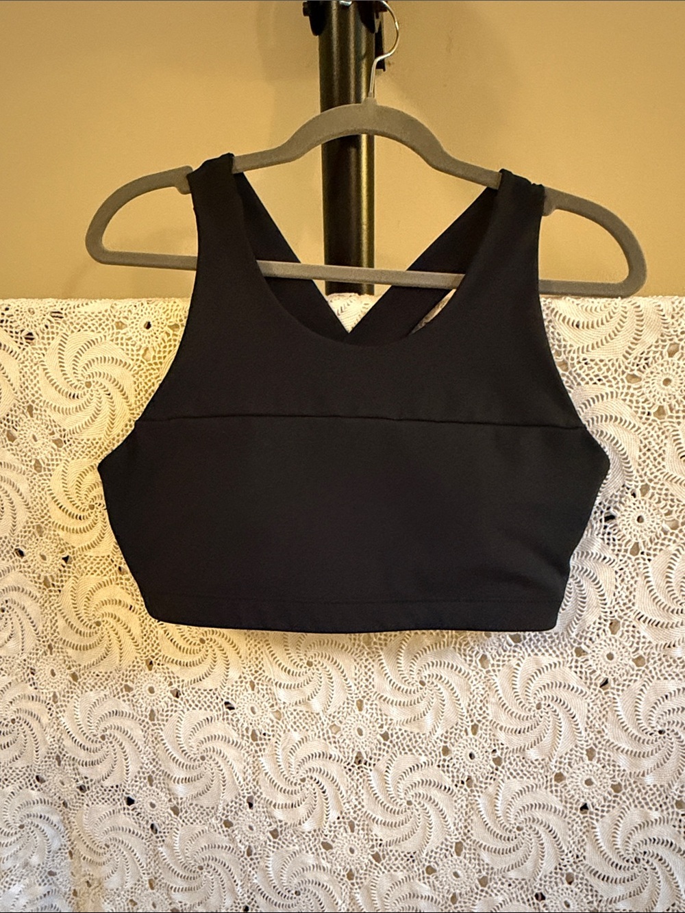 Mono B Women’s Black Cross-Back Crop Tank Top/Sports Bra Size Large